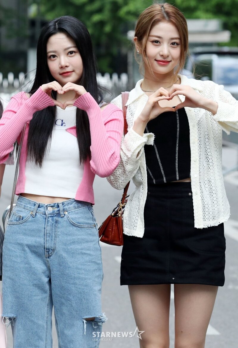 220513 LE SSERAFIM on the Way to Music Bank Recording - Eunchae and Yun Jin documents 1
