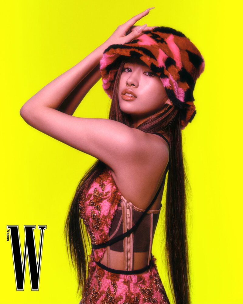 220819 IVE Yujin for W Korea x Versace 2022 FW Collection documents 6