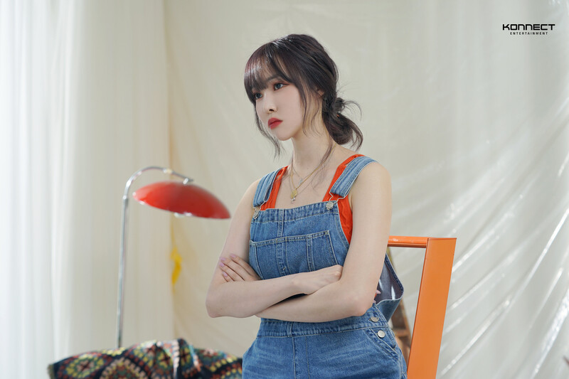 221014 KONNECT Naver Post - YUJU - 'Evening' MV Behind documents 19