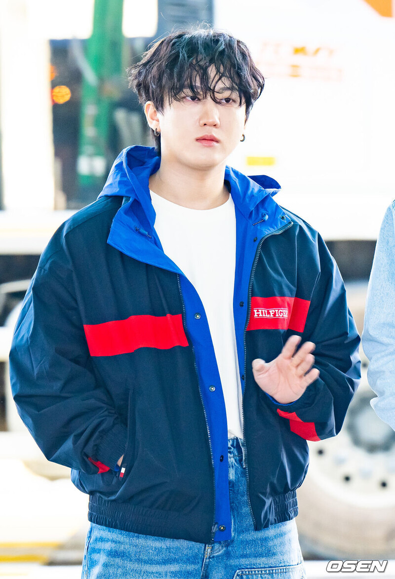 240503 StrayKids Changbin at Incheon International Airport documents 4