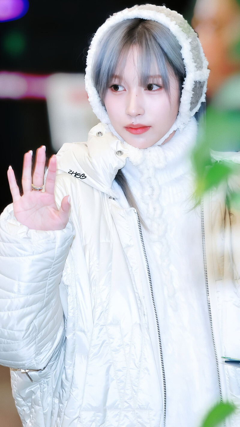 241226 TWICE Mina at Gimpo International Airport documents 10