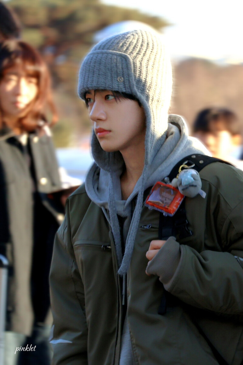 250102 Close Your Eyes Song Seungho at Incheon International Airport documents 2