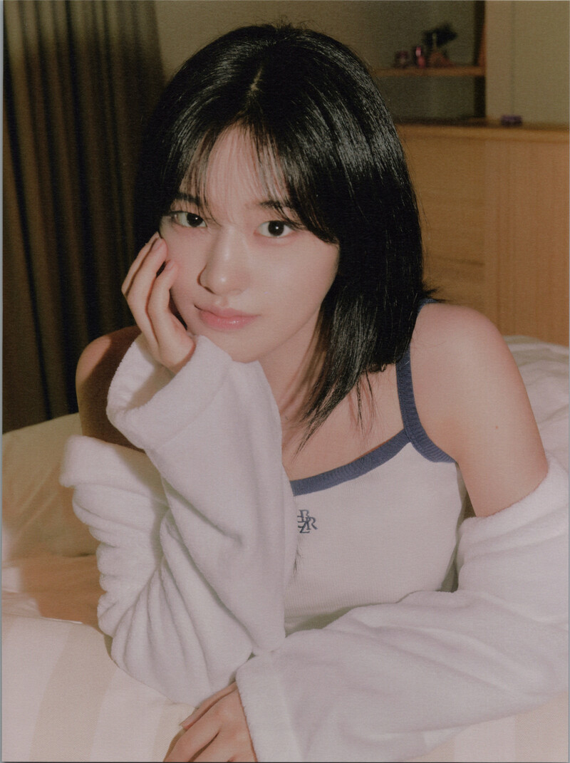 IVE - 1st Photobook 'A Dreamy Day' [SCANS] documents 5