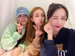 211025 WOOAH twitter update with LUCY, MINSEO, SORA