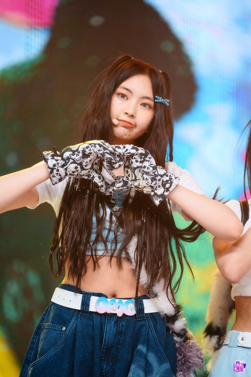 230129 NewJeans Hyein 'OMG' at Inkigayo documents 14