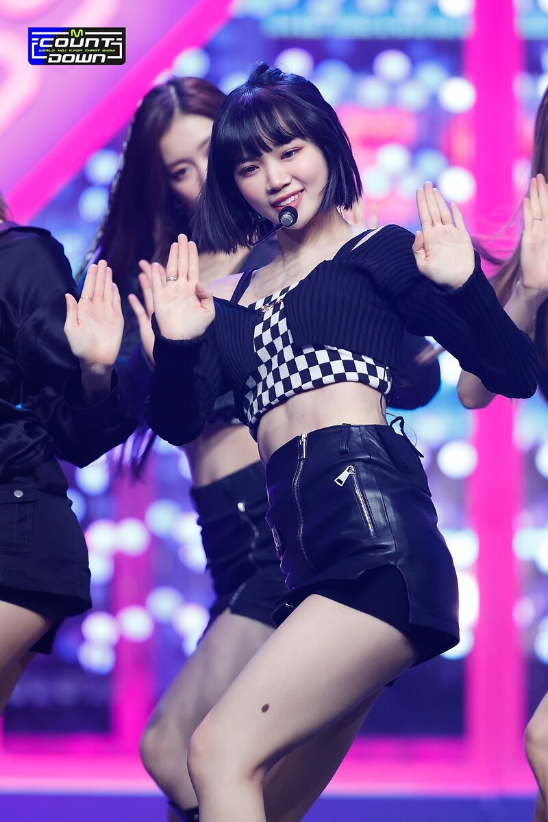 220505 LE SSERAFIM's Chaewon - 'Fearless' and 'Blue Flame' at M Countdown documents 1
