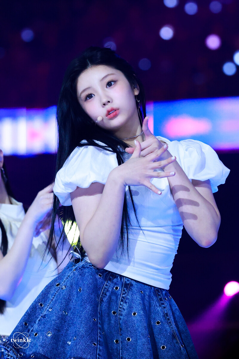 240602 ILLIT Wonhee at K-Wave Concert Inkigayo documents 14