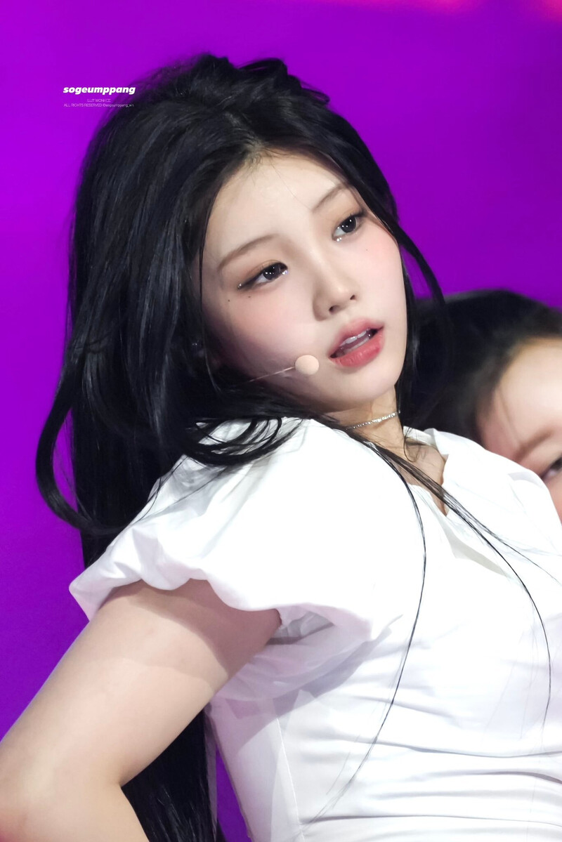 240602 ILLIT Wonhee at K-Wave Concert Inkigayo documents 15