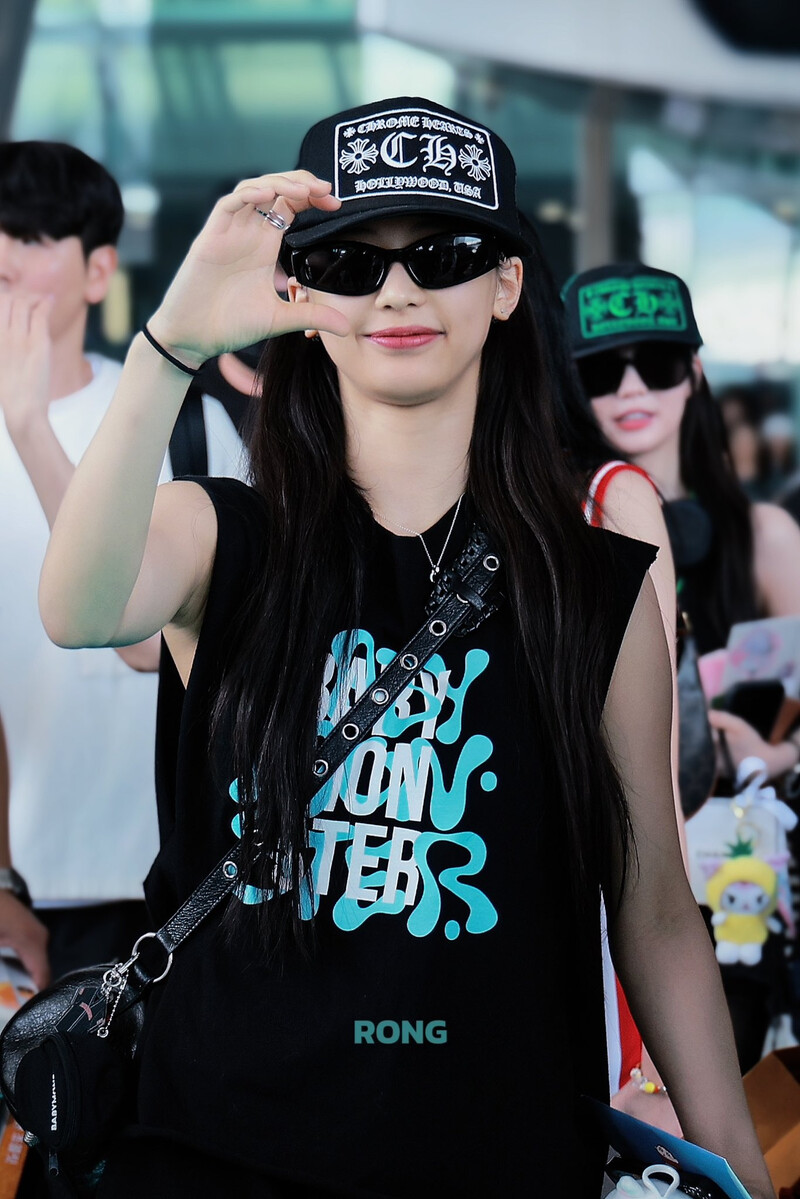 240801 BABYMONSTER Ruka at Airport documents 1