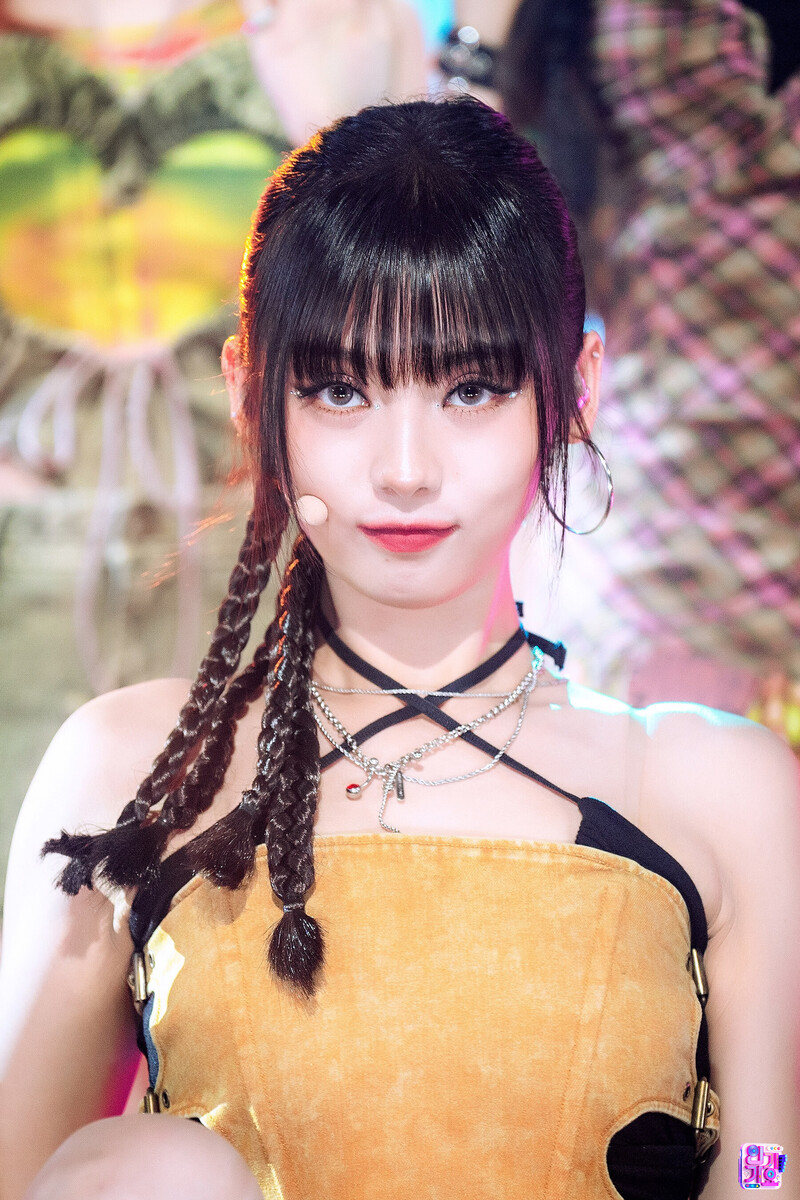 240818 UNIS Hyeonju - 'Curious' at Inkigayo documents 1