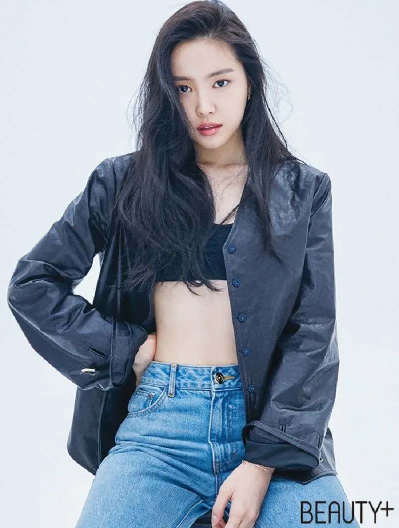 Naeun_(A Pink)_Beauty+_Magazine_November_2017_4.jpg