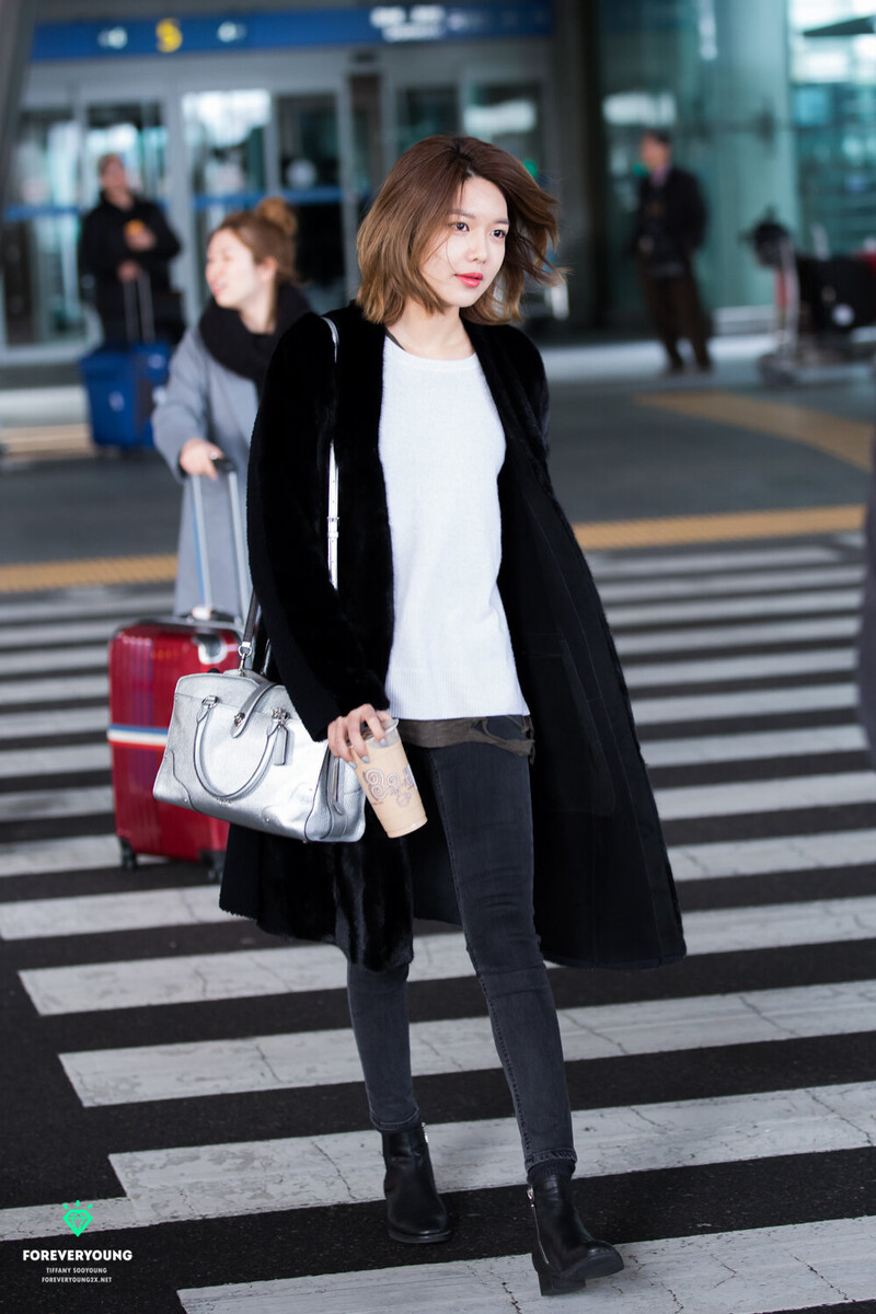 160312 Girls' Generation Sooyoung at Incheon Airport documents 2