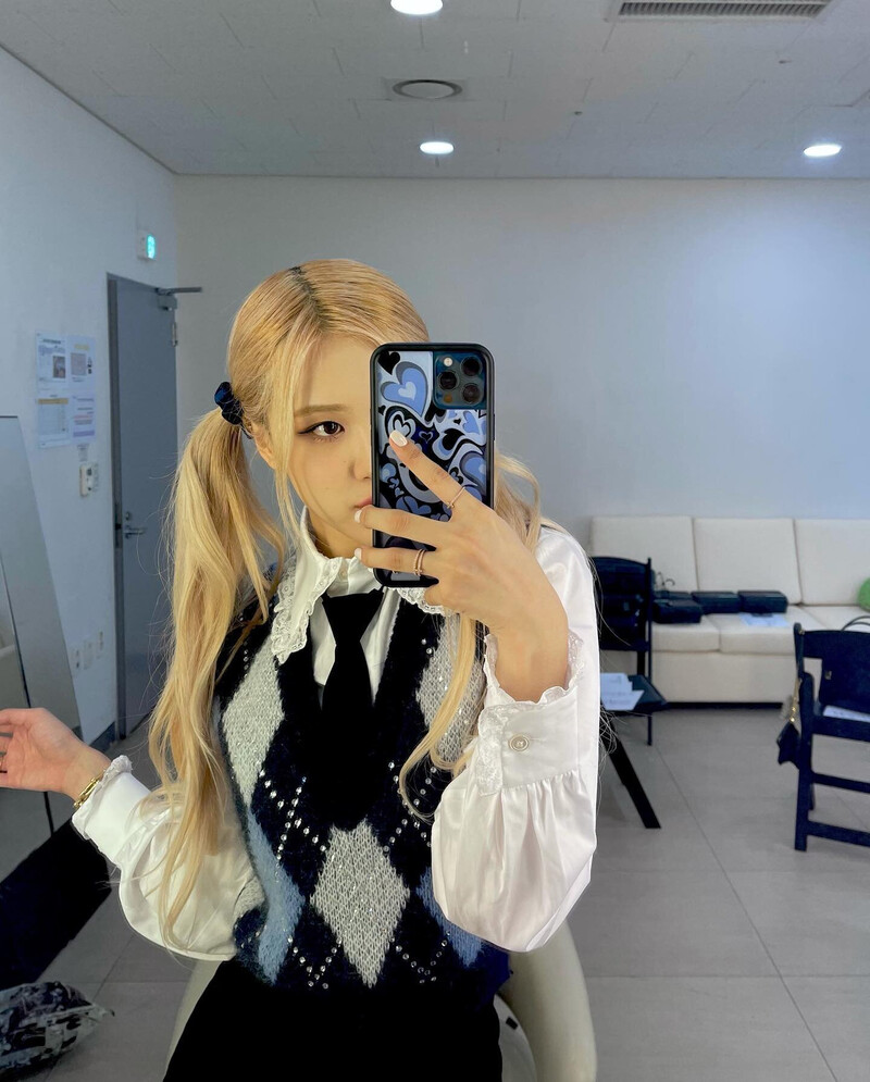 210821 - ROSÉ Instagram Update documents 1