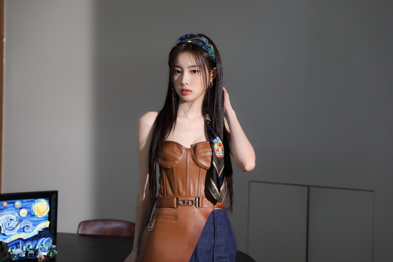 220806 8D Naver Post - Kang Hyewon - ELLE Photoshoot Behind documents 4