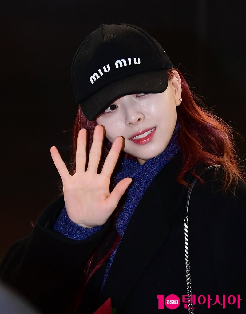 231211 ITZY Yuna at Gimpo International Airport documents 3
