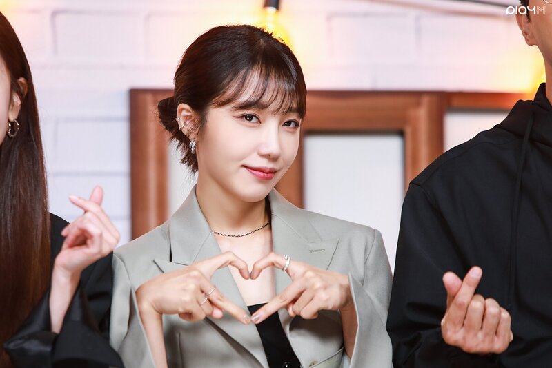 211026 IST Naver post - Apink EUNJI 'Work later, Drink now' drama Production Presentation behind documents 11