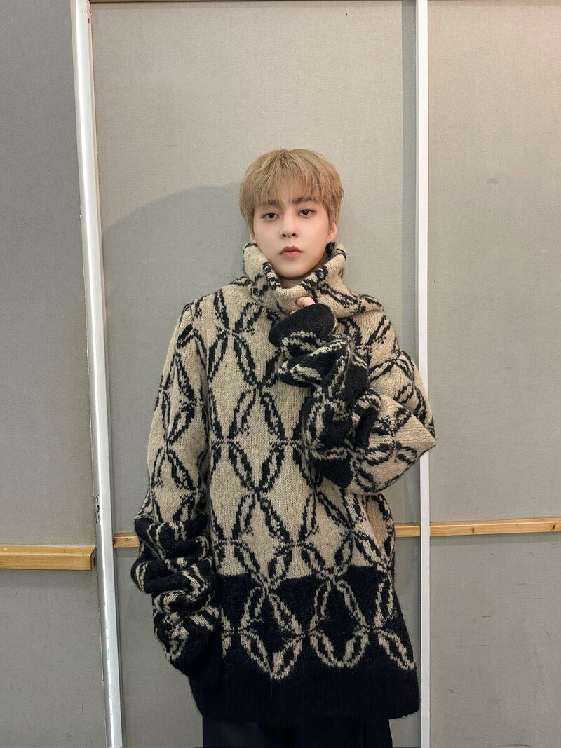 240904 Xiumin Weverse Update - ARENA Homme+ Korea Behind Photo documents 23