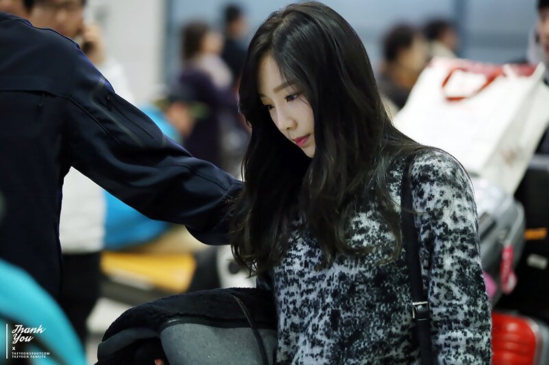 150105 Girls' Generation Taeyeon at Incheon Airport documents 6