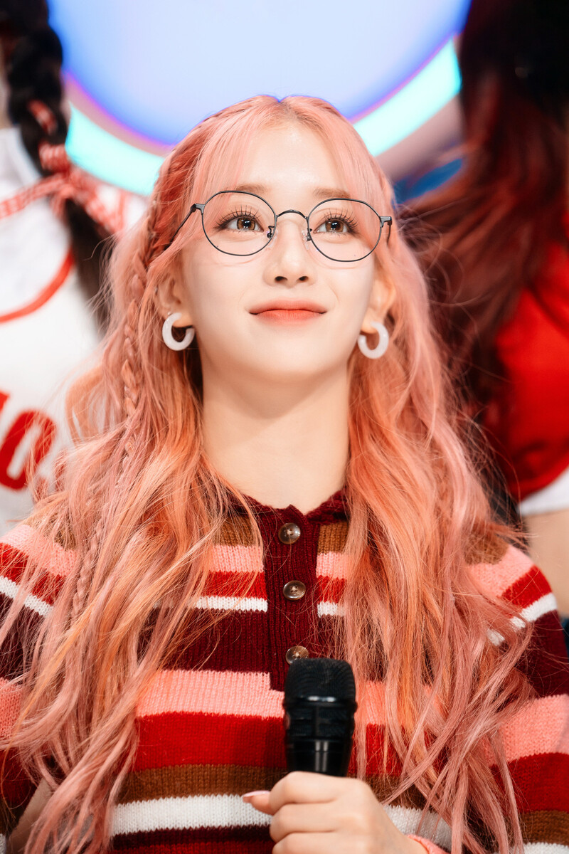 230219 STAYC Sumin - 'Teddy Bear' at Inkigayo documents 6