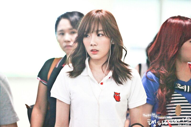 120620 Girls' Generation Taeyeon at Gimpo Airport documents 1