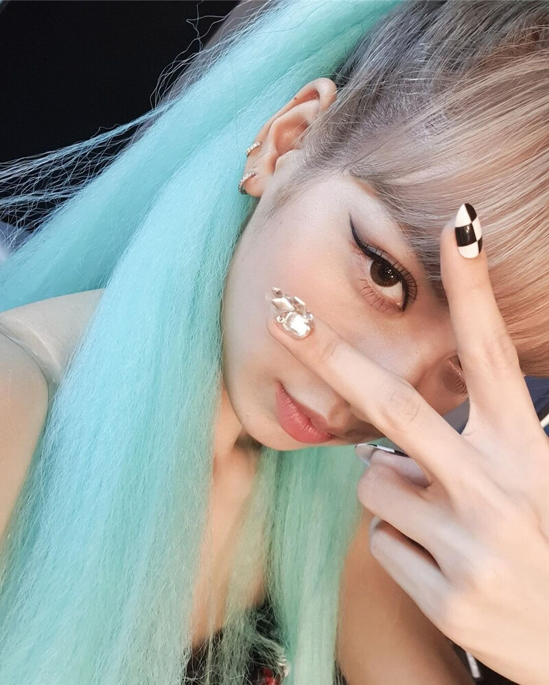 190806 LISA Instagram Update documents 4