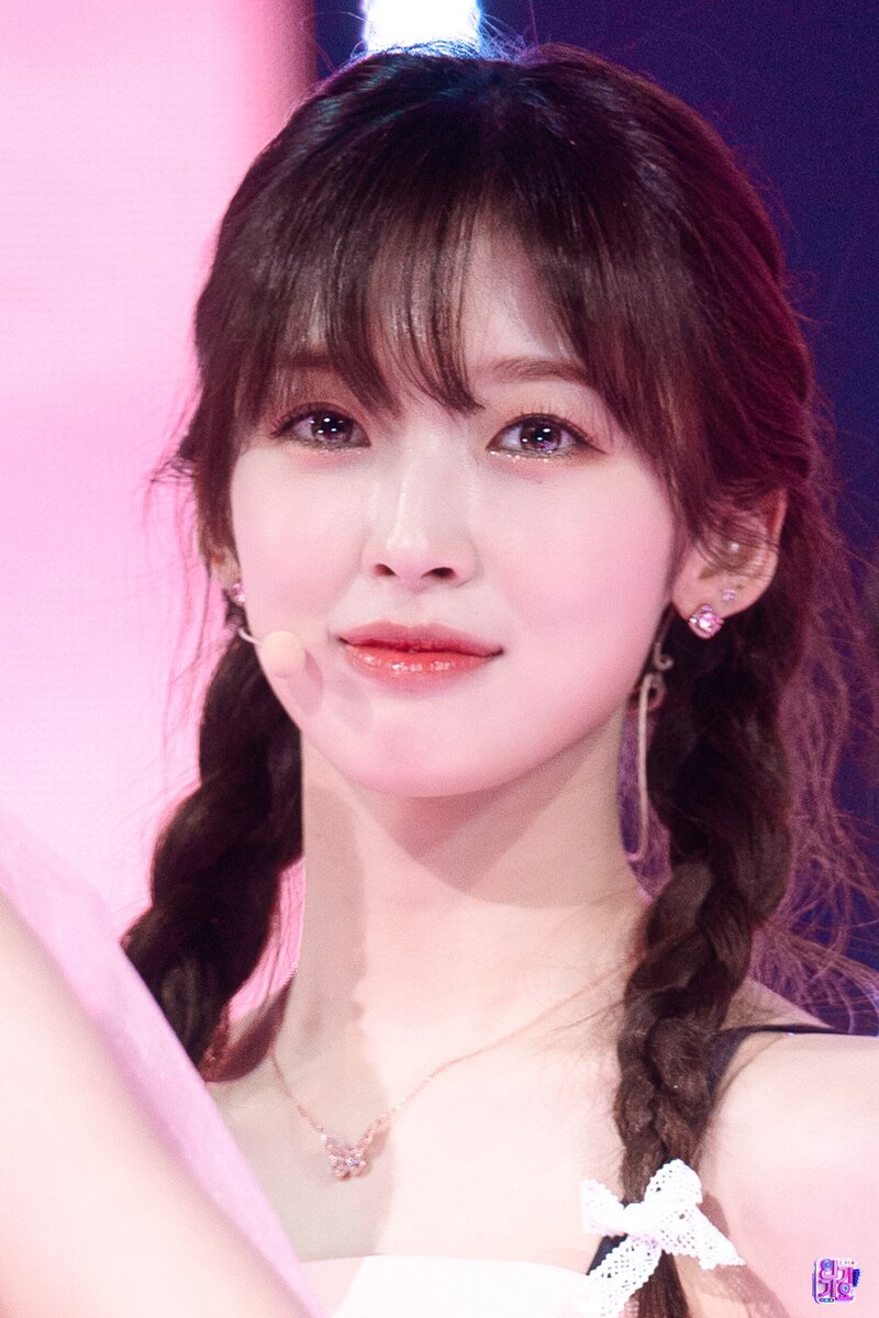 220410 OH MY GIRL Arin - 'Real Love' at Inkigayo documents 1