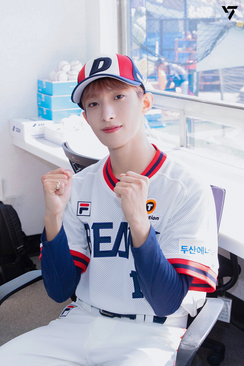 230519 SEVENTEEN Weverse Update - DK First Pitch for Doosan Bears Behind Sketch documents 3