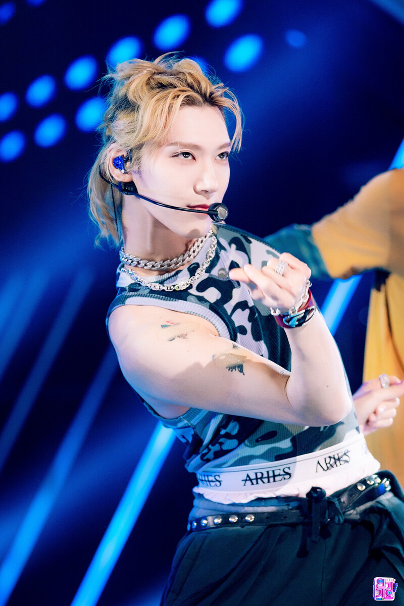 230910 NCT U Ten - 'Baggy Jeans' at Inkigayo documents 1