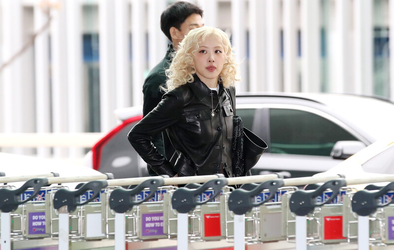 241120 ROSÉ at Incheon Airport - MAMA Awards documents 10