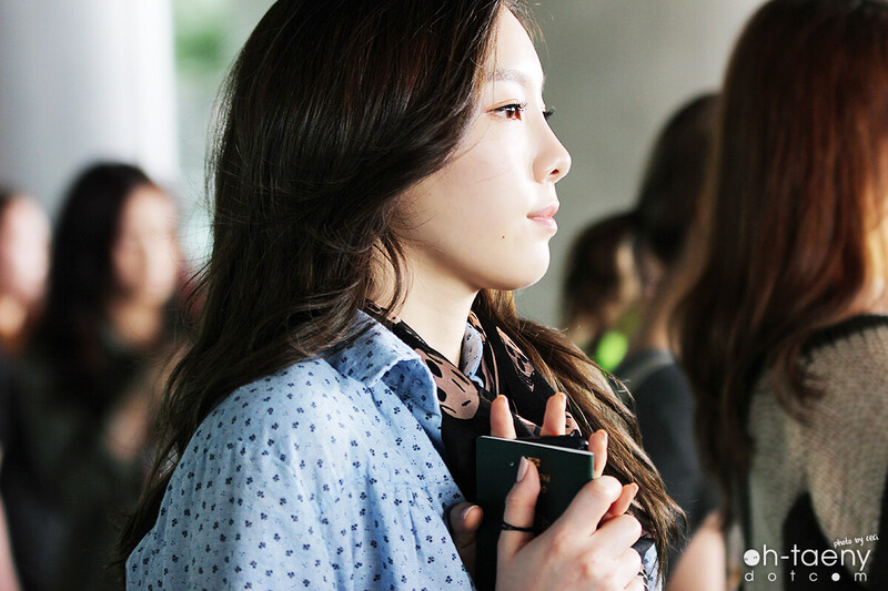 130920 Girls' Generation Taeyeon at Incheon Airport documents 2