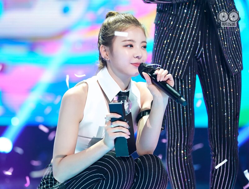 210516 ITZY #1 Encore Stage at Inkigayo documents 10
