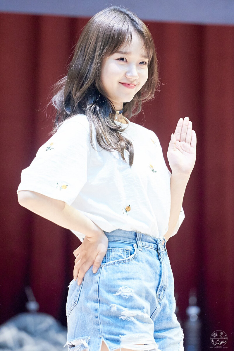 180429 Weki Meki Yoojung at Hongdae 'Lucky' Fansign documents 1