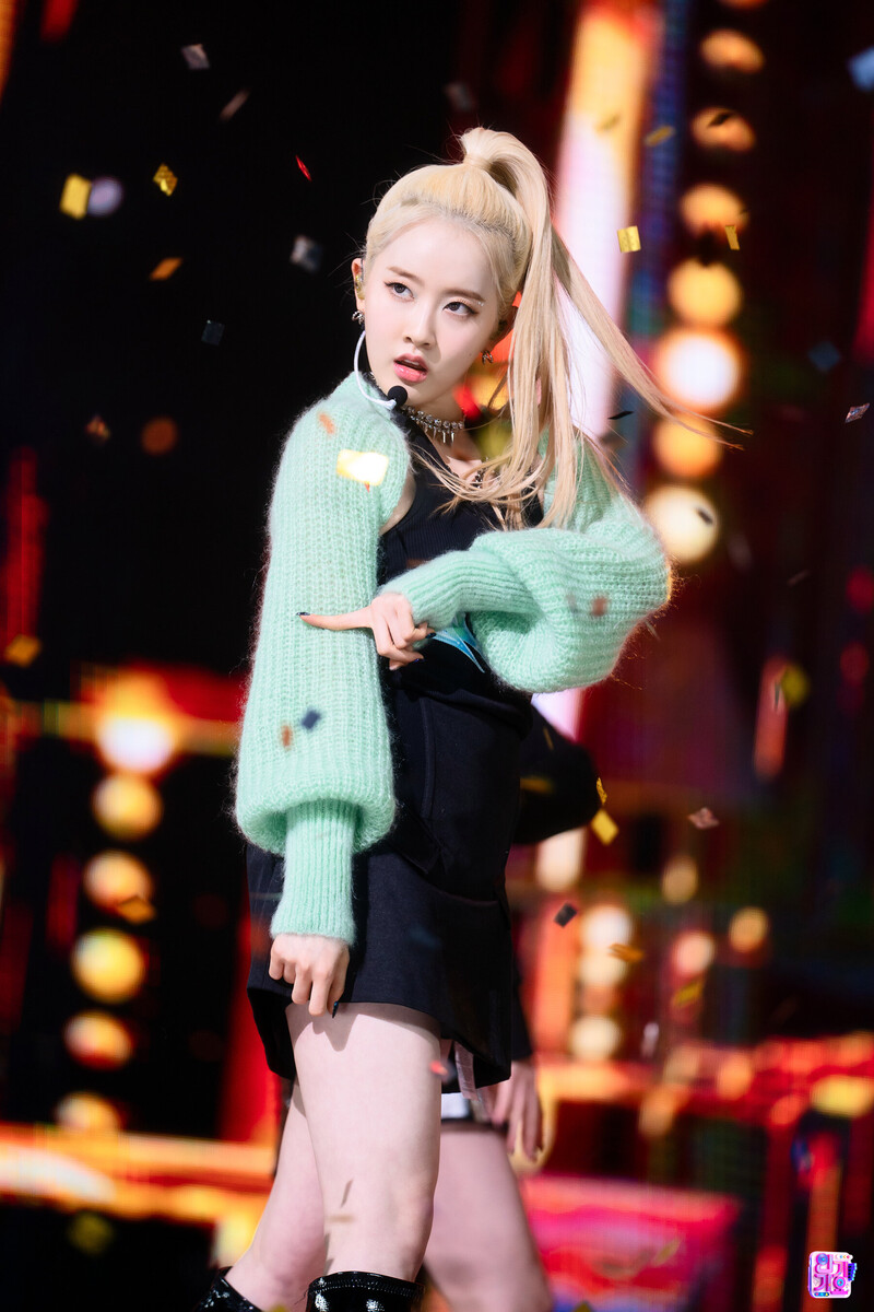 220306 STAYC Sieun - 'RUN2U' at Inkigayo documents 10