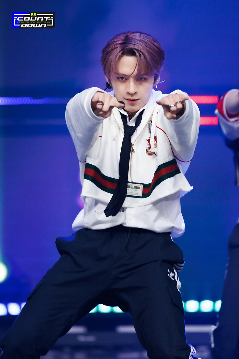 220407 LEE KNOW- STRAY KIDS 'MANIAC' at M COUNTDOWN documents 3