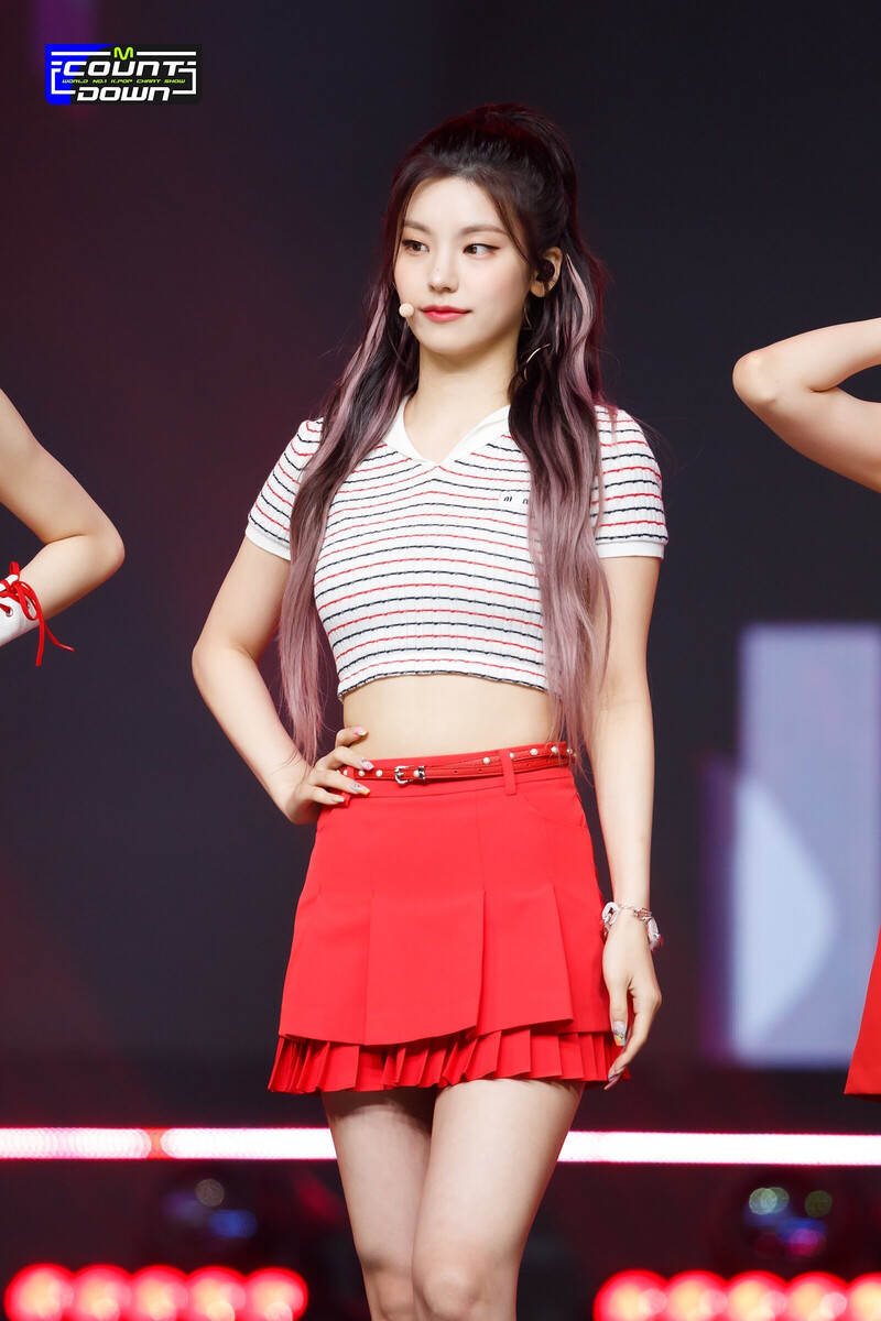 220728 ITZY Yeji - 'SNEAKERS' at M Countdown documents 1