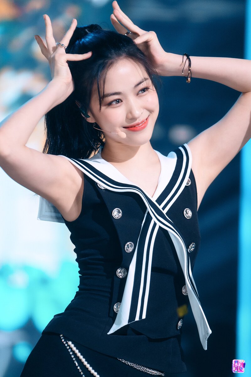 220731 ITZY - ‘Sneakers’ at Inkigayo documents 2
