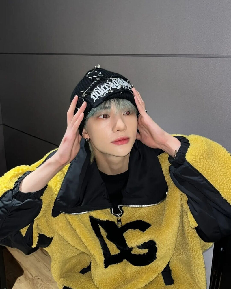 230106 STRAY KIDS Instagram Update - Hyunjin documents 3