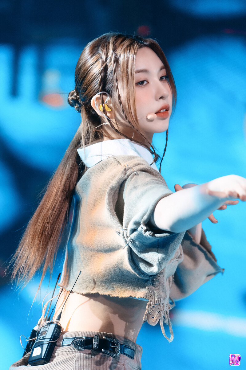 230402 NMIXX Bae - 'Love Me Like This' at Inkigayo documents 6