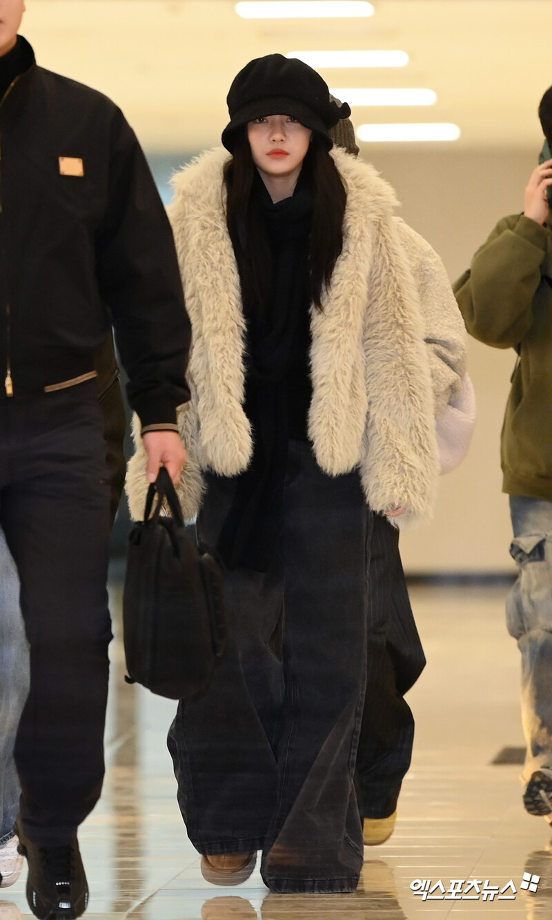 241203 aespa Ningning at Gimpo international airport documents 1