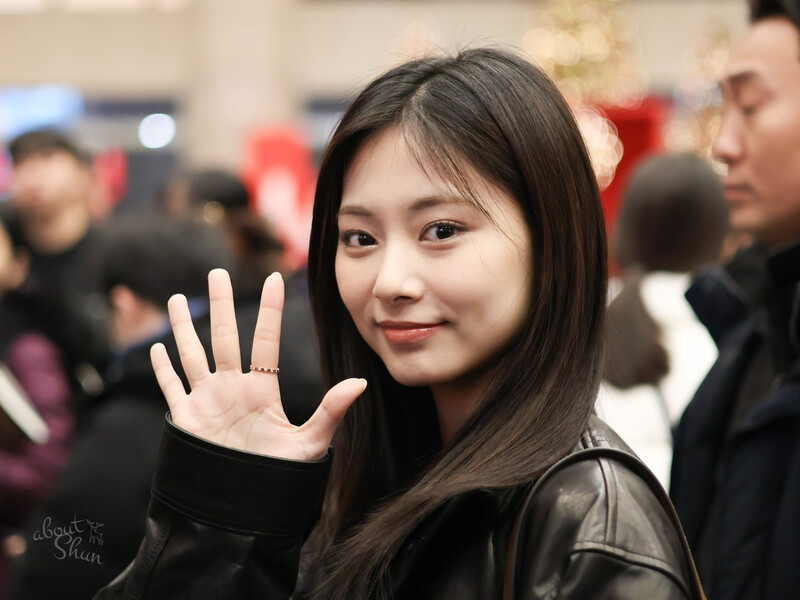 241228 TWICE Tzuyu at Gimpo International Airport documents 6