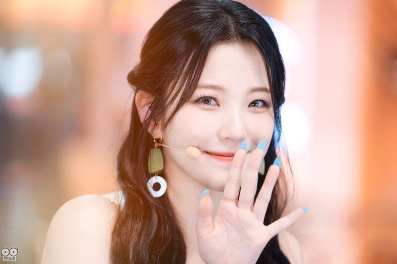 220703 fromis_9 Jiheon - 'Stay This Way' at Inkigayo documents 17