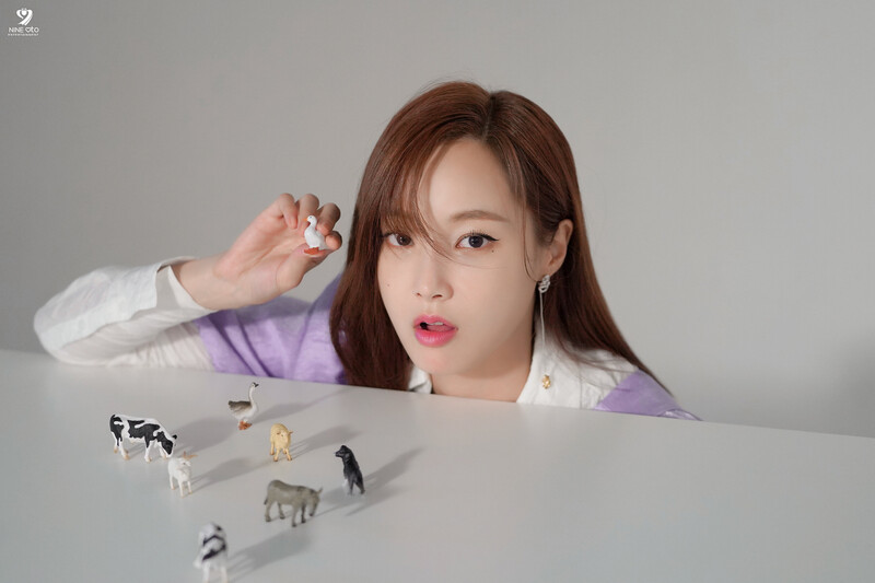 220812 9Ato Naver Post - Yeonwoo - Singles Magazine Photoshoot Behind documents 11