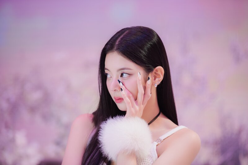 221201 JYP Naver Post - ITZY 'Cheshire' MV Behind documents 4