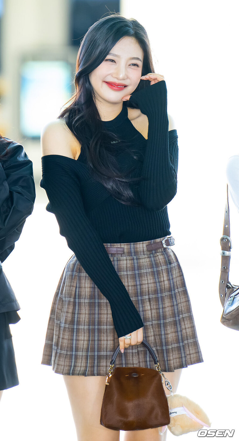 230922  Red Velvet Joy at Incheon International Airport documents 1