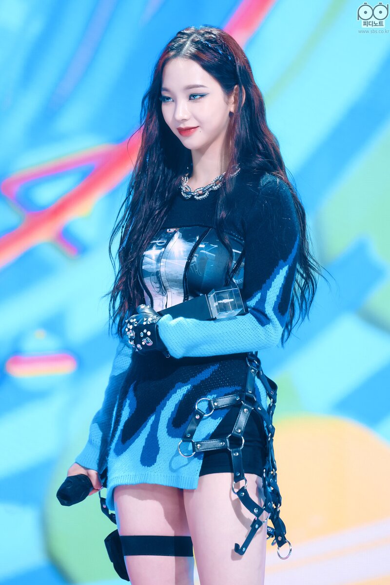 211024 aespa - 'Savage' + No.1 Encore Stage at Inkigayo documents 12
