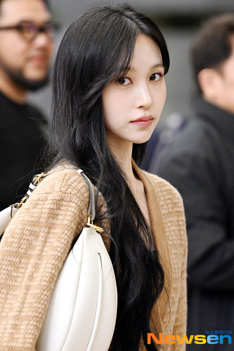 240325 TWICE Mina at Gimpo International Airport documents 1