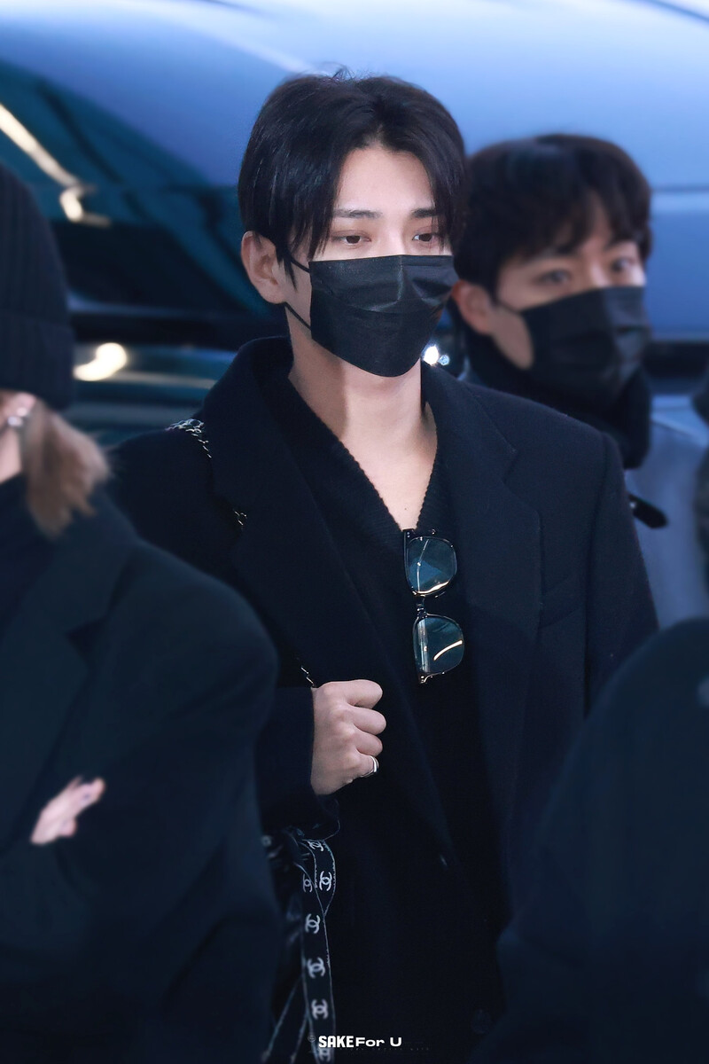 250103 SEVENTEEN Joshua at Incheon International Airport documents 11