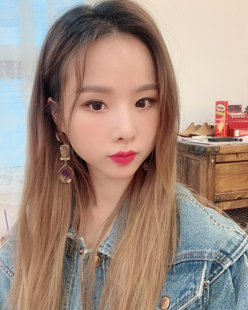 190321 Solji Instagram Update documents 2