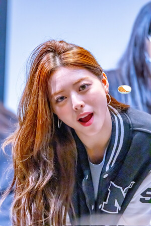 241227 Itzy Yuna at Fansign in Singapore