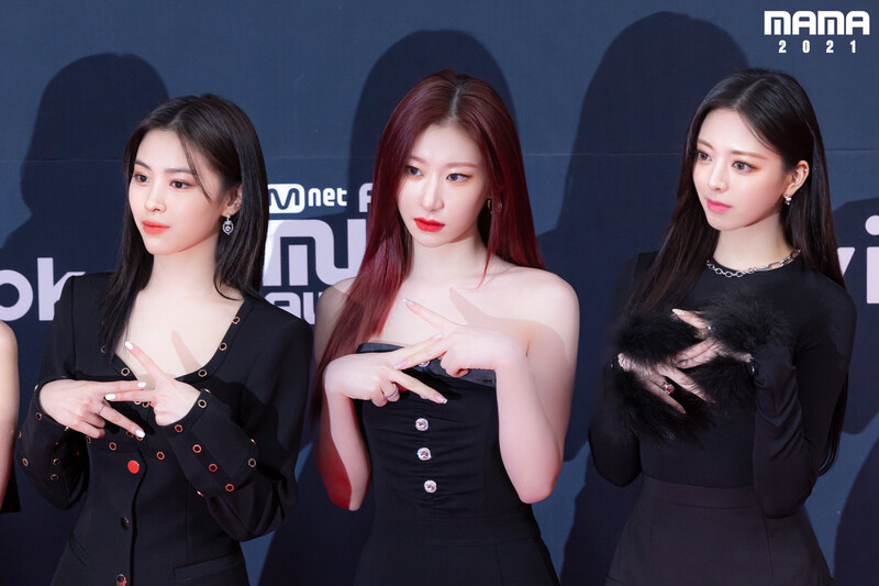 211217 Mnet Twitter Update - ITZY - 2021 MAMA Red Carpet Behind documents 3